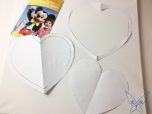 Aus Papier ausgeschnittene Herzen