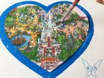 Der Parkplan in Herzform wird mit Klebstoff fixiert