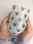 Mit Seidenpapier eingeschlagenes Glas