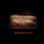 Kilimanjaro Safari Schild bei Nacht
