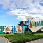 Zufahrt und Gebäude Disney's Art of Animation Resort