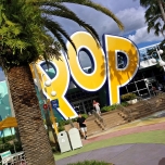 Die drei Buchstaben POP in gelben Lettern mit weißem Rand