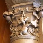 Jaques und Vögelchen an einer Säule