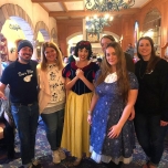 Gruppenbild mit Schneewittchen in der Auberge