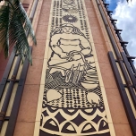 hawaiianische Wandmalerei an der Außenwand des Hotels