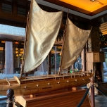 Ausstellungsstück eines traditionellen Schiffs in der Lobby