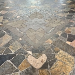 Lobby mit Kompass-Muster auf dem Boden
