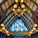 Kanuförmige Lobby von Aulani mit Lampen