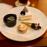 kleine Auswahl an Desserts auf einem Teller