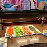 Auswahl an Lachs, Tomaten, Salat und Zwiebeln