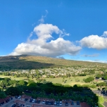 Ausblick auf die Berge und Parkplatz