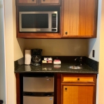 Küchenzeile mit Kaffeemaschine, Mikrowelle, Kühlschrank und Spühlmaschine
