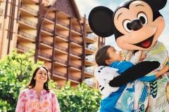 Mickey Mouse umamrmt ein kleines Mädchen in Aulani