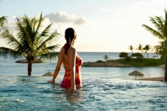 Einge Frau im Pool in Aulani mit Blick aufs Meer