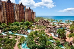 Blick aif das Meer und über den Wasserpark von Disney's Aulani