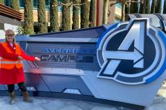 Natascha Rafalski mit Warnweste und Helm neben dem Eingangsschild zum Avengers Campus Natascha Rafalski mit Warnweste und Helm neben dem Eingangsschild zum Avengers Campus