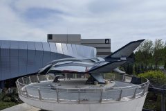 Quinjet auf einem Dach im Bereich des Avengers Campus Quinjet auf einem Dach im Bereich des Avengers Campus