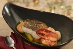 Ein Fischgericht, in einem schalenförmigen Teller