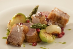 Fleisch und verschiedene grüne Gemüse