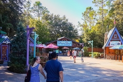 Holzhäuser und Eingangstor zum Wasserpark Blizzard Beach