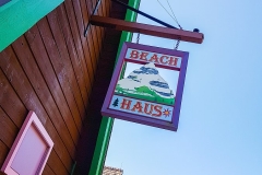 Holzschild mit der Aufschrit Beach Haus