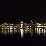 See mit beleuchten Gebäuden am anderen Ufer