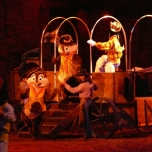 Chip & Dale sowie Goofy tragen ein Western Outfit und steigen von einem Planwagen herunter