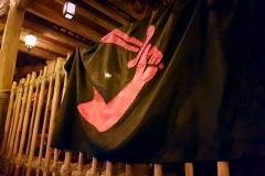 Piratenflagge an einem Holzzaun