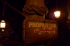 Schild mit dem Hinweis, dass Captain Jack Sparrow Inhaber des Restaurants ist