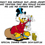 Dagobert sitzt auf einem braunen Sack, vor ohm zwei Stapel münzen, die er mit dem Staubwedel bearbeitet