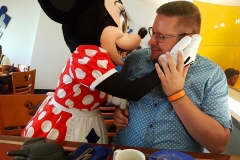 Minnie Mouse umarmt Torsten