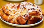 Chips Sticky Bun mit Zuckerguss