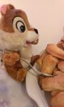 Chip hält eine Gabel in der Pfote, mit der ein Sticky Bun aufspießt