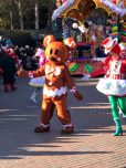 Lebkuchenmann tanzt bei der Parade Lebkuchenmann tanzt bei der Parade