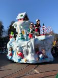 Klarabella Kuh und Max auf einem schneebedeckten Wagen Klarabella Kuh und Max auf einem schneebedeckten Wagen