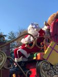 Der Weihnachtsmann winkt vom seinem Schlitten Der Weihnachtsmann winkt vom seinem Schlitten