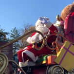 Der Weihnachtsmann winkt vom seinem Schlitten