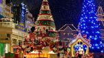 Blick auf die Weihnachtsparade bei Dunkelheit Blick auf die Weihnachtsparade bei Dunkelheit