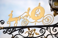 Goldenes Emblem von Cinderellas Kutsche