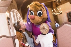 Maus aus Cindderella knuddelt mit zwei Kindern