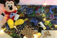 Minnie mouse Stofftier sitzt auf Nähmaterialien