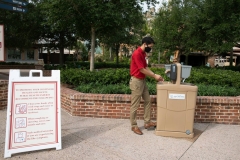 Neuen Handwaschstation, die im Einkaufs-, Speise- und Unterhaltungsviertel Disney Springs