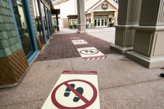 physische Distanzierung außerhalb des World of Disney-Geschäfts