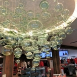 Coca Cola Shop mit einer Deckenskulptur