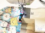 TsumTsum Stoff wird mit einer Nähmaschine genäht