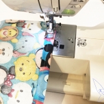 TsumTsum Stoff wird mit einer Nähmaschine genäht
