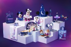 Aufsteller mit Merchandise-Kollektion zum 30. Geburtstag von Disneyland Paris in blau-lila Look