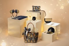 Präsentation der Gold-Schwarzen Geburtstagskollektion mit Handtaschen von Douney & Bourke, Minnie Ohren und Basecap Präsentation der Gold-Schwarzen Geburtstagskollektion mit Handtaschen von Douney & Bourke, Minnie Ohren und Basecap