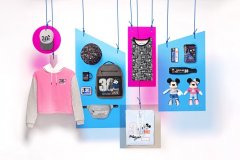 Display mit Souvenirs zum 30. Geburtstag von Disneyland Paris Display mit Souvenirs zum 30. Geburtstag von Disneyland Paris