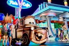 Tow Mater vor einer Tankstelle